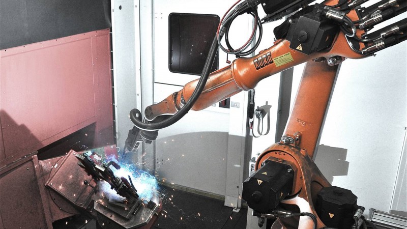 KUKAKR16機器人助力AL-KO公司焊接車輛組件